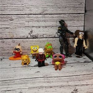 Small toy figure lot of 8